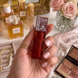 روج سائل مط كارلا روز سوبر ستاي لحل المشاكل تشقق الشفاه المزعج مع أحمر الشفاه المطفي، انطباع الروج وتلطخه على الملابس والأكواب، باهتان اللون وسرعة زواله، وتجمع المنتج في الخطوط الدقيقة للشفاه